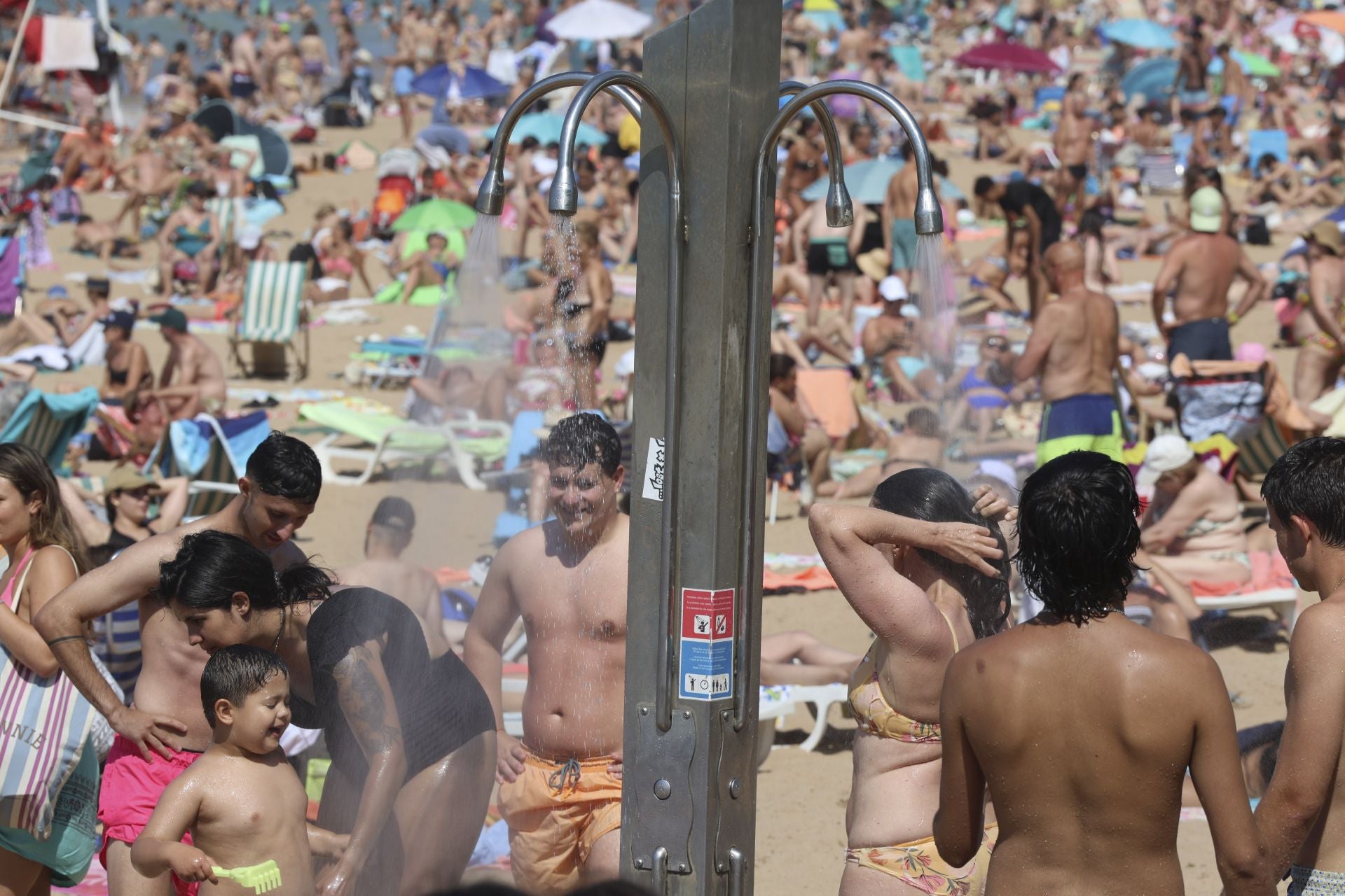 Día de sol, playa y calor en Gijón