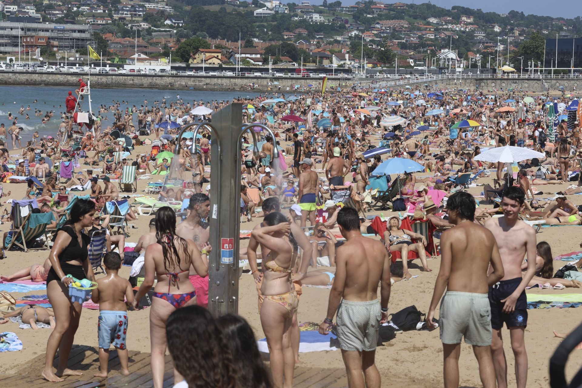 Día de sol, playa y calor en Gijón