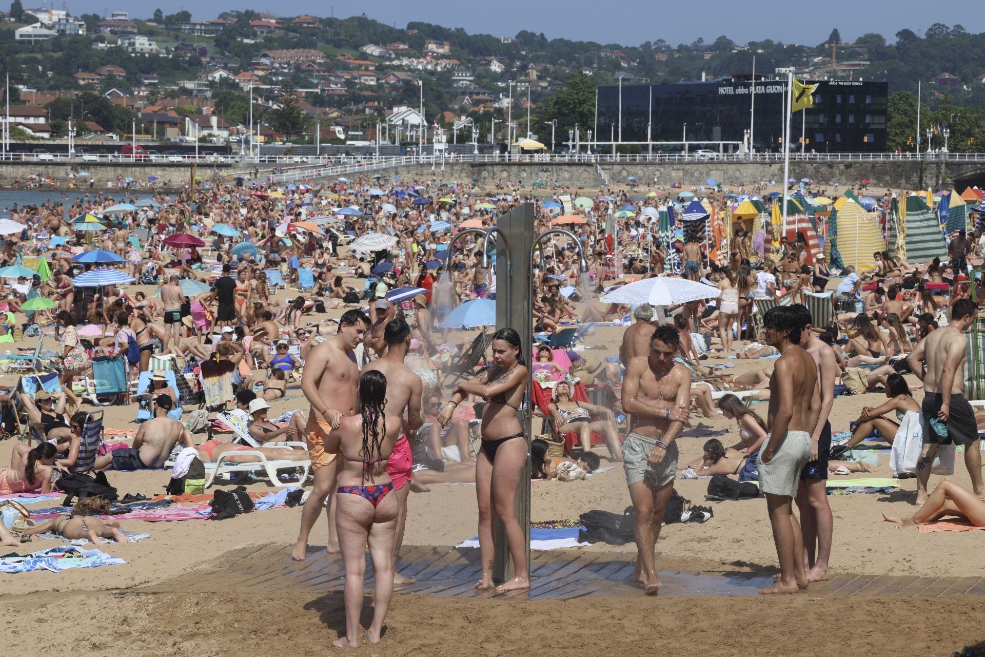 Día de sol, playa y calor en Gijón