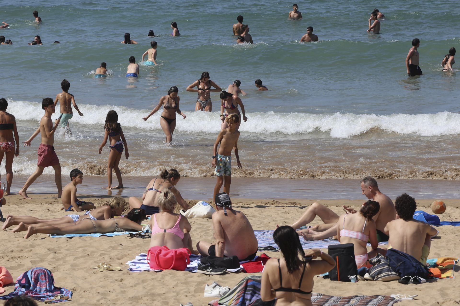 Día de sol, playa y calor en Gijón