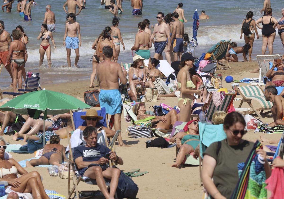 Día de sol, playa y calor en Gijón