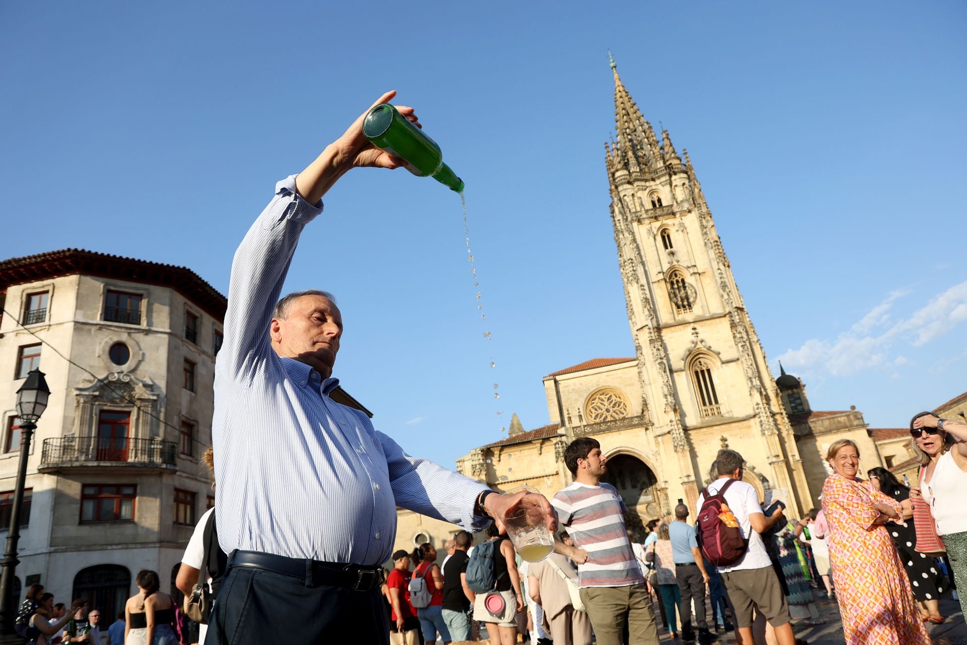 Escanciado simultáneo en Oviedo en homenaje a la cultura sidrera
