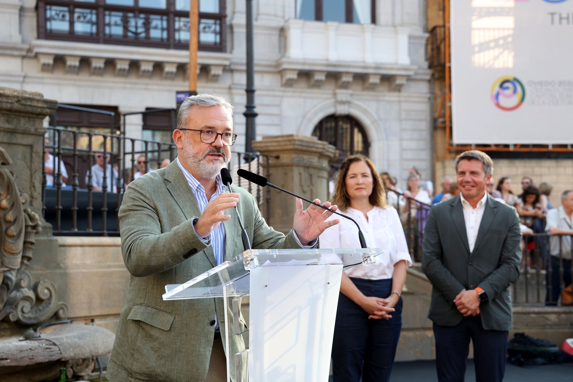 Escanciado simultáneo en Oviedo en homenaje a la cultura sidrera
