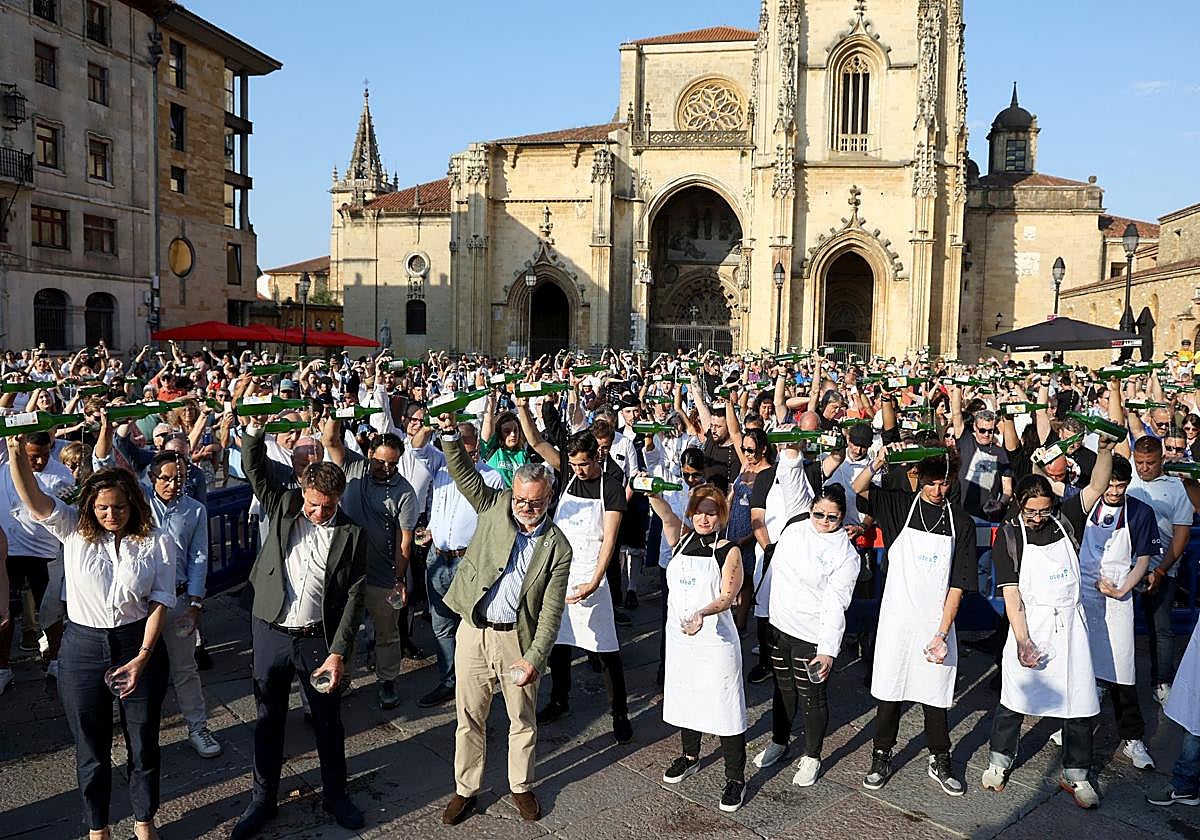 Escanciado simultáneo en Oviedo en homenaje a la cultura sidrera