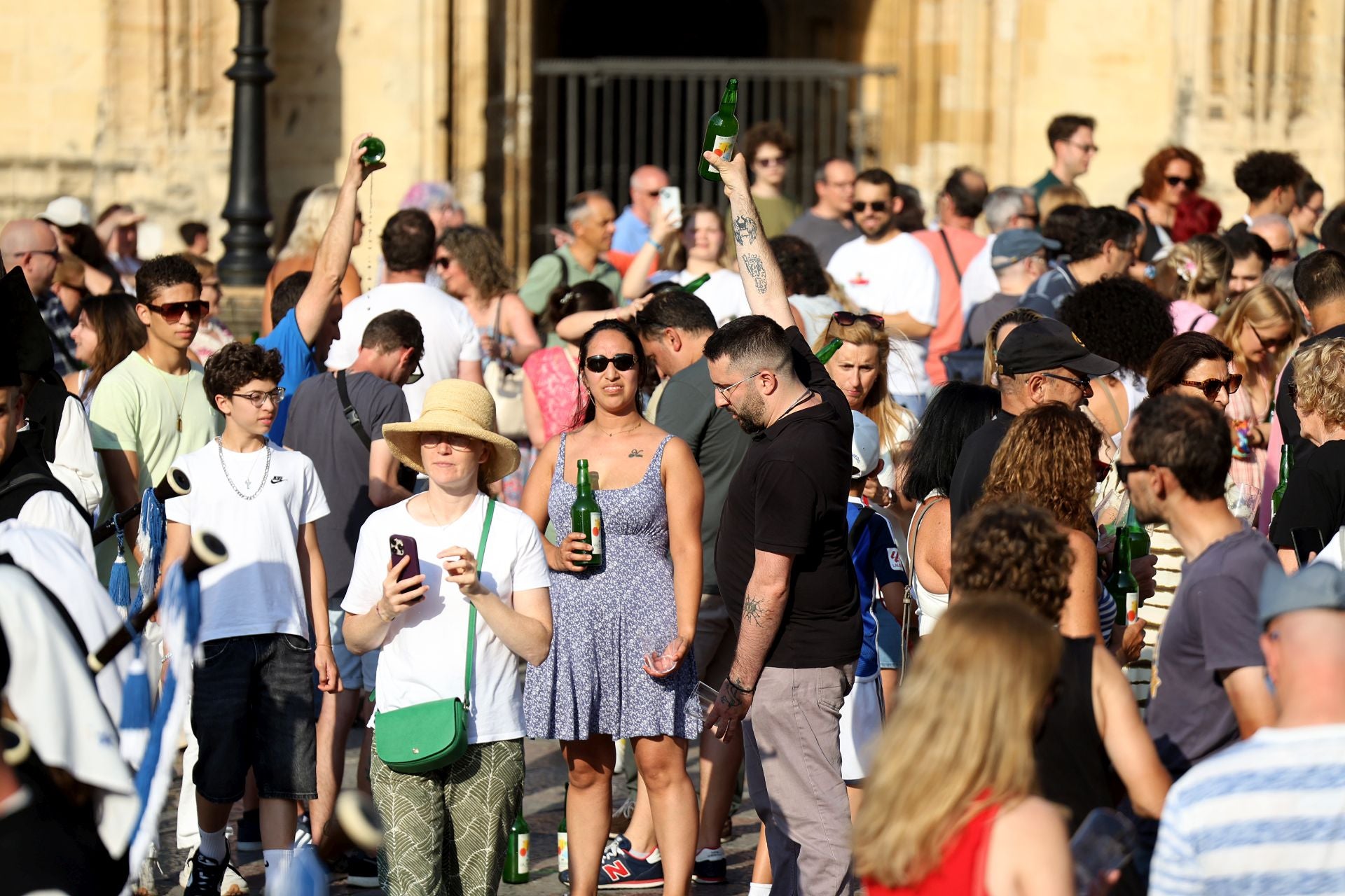 Escanciado simultáneo en Oviedo en homenaje a la cultura sidrera