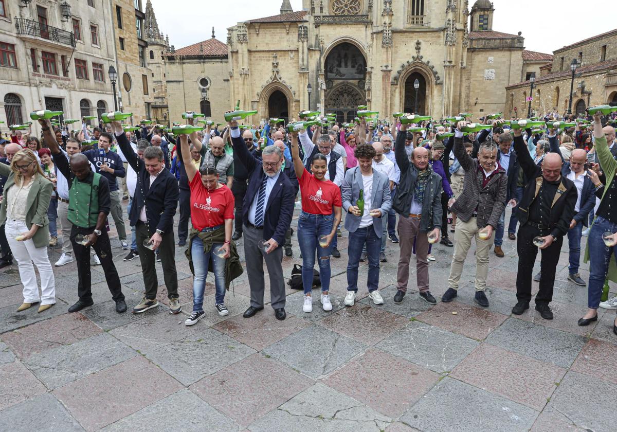 El escanciado simultáneo de sidra en la plaza de la Catedral de Oviedo en su última edición.