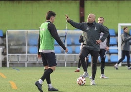 Javi Rozada, en un entrenamiento del Real Avilés la pasada temporada en La Toba.