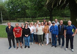 Los vecinos del barrio de Moreda posan para EL COMERCIO en el parque. En primera fila, tercera por la izquierda, la presidenta de la asociación vecinal, Charo Blanco.
