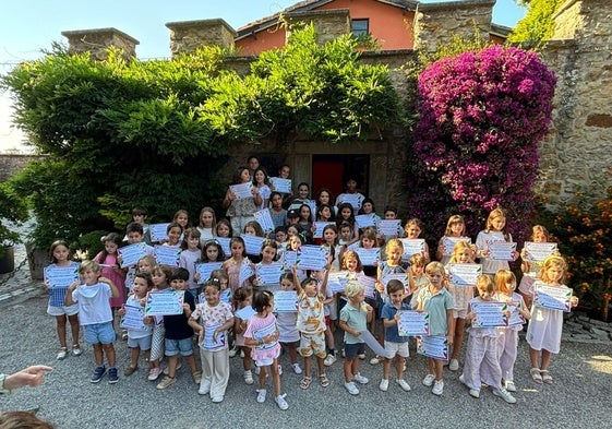 Los 75 niños con sus diplomas acreditativos tras haber participado en la actividad cultural en el museo Evaristo Valle.