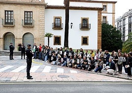Directores de centros públicos protestan ante el Reconquista durante el conflicto educativo.