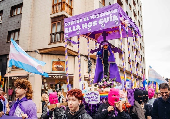 Imagen de la Santina feminista que participó en la manifestación del 8M celebrada este año en Gijón.