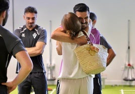 Sergio Álvarez abraza a la presidenta del Eibar, Amaia Gorostiza.