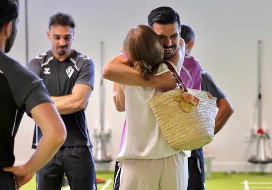 Sergio Álvarez abraza a la presidenta del Eibar, Amaia Gorostiza.