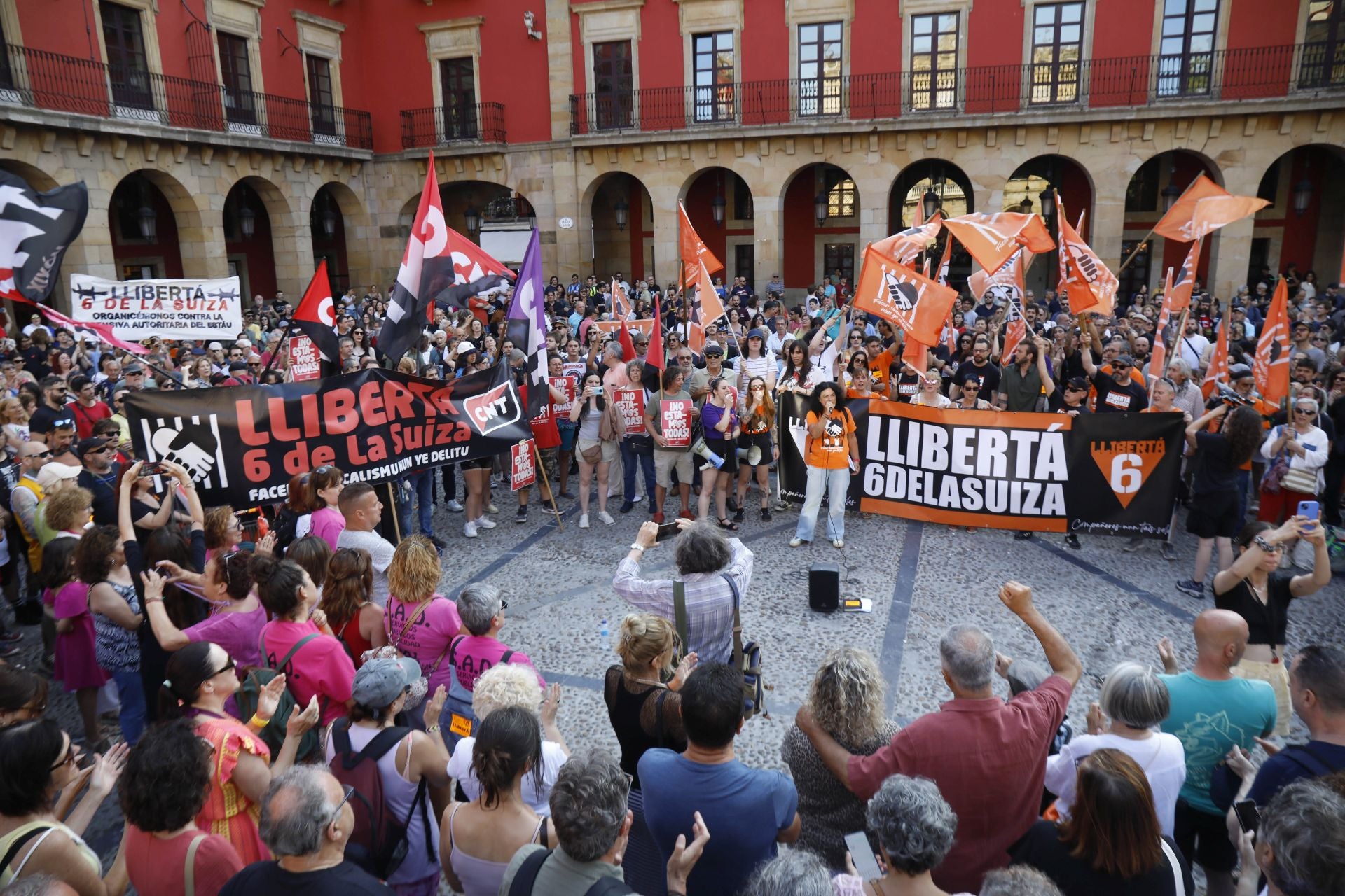 Los sindicatos claman en Gijón por la libertad de &#039;las seis de la Suiza&#039;