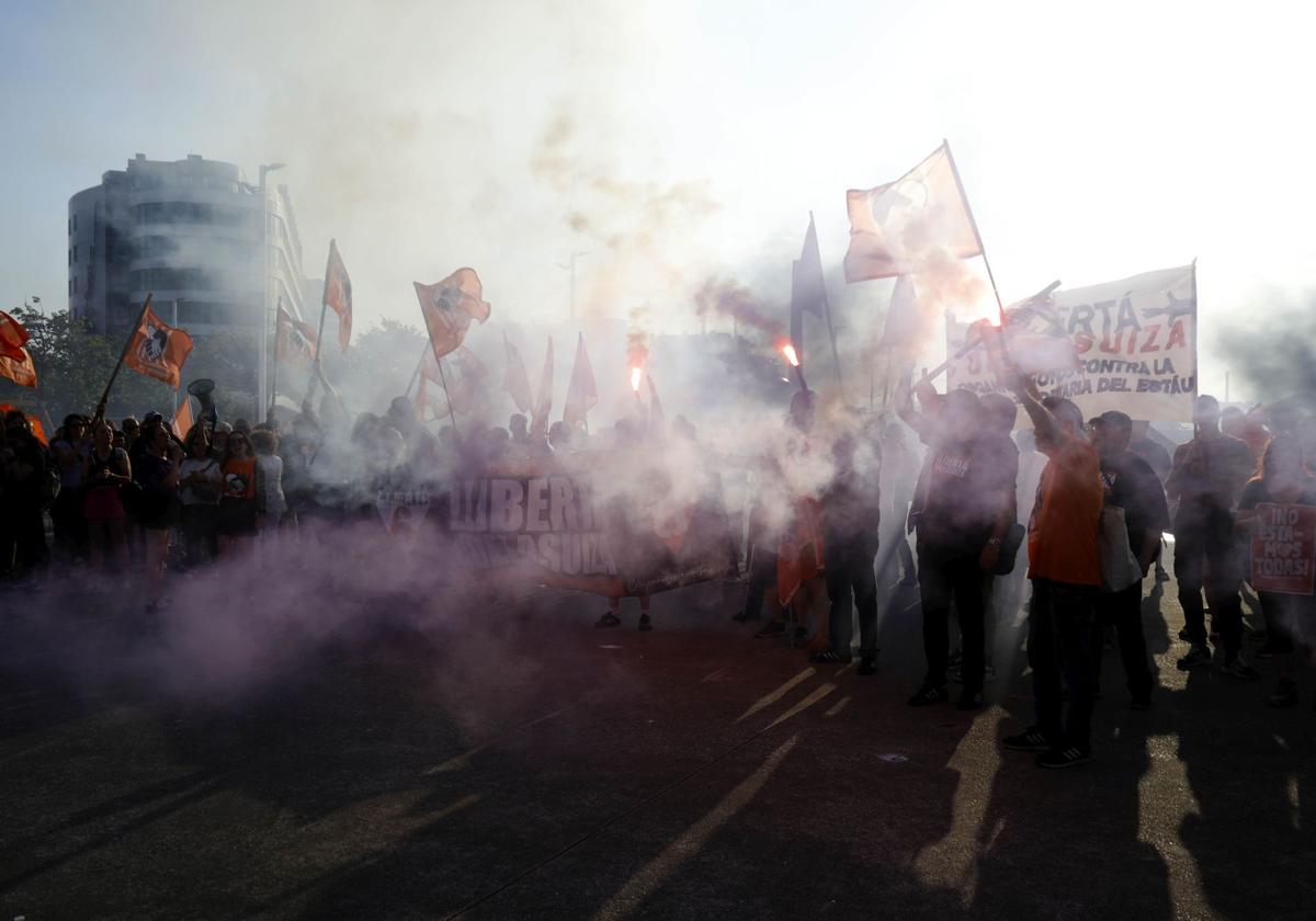 Los sindicatos claman en Gijón por la libertad de &#039;las seis de la Suiza&#039;