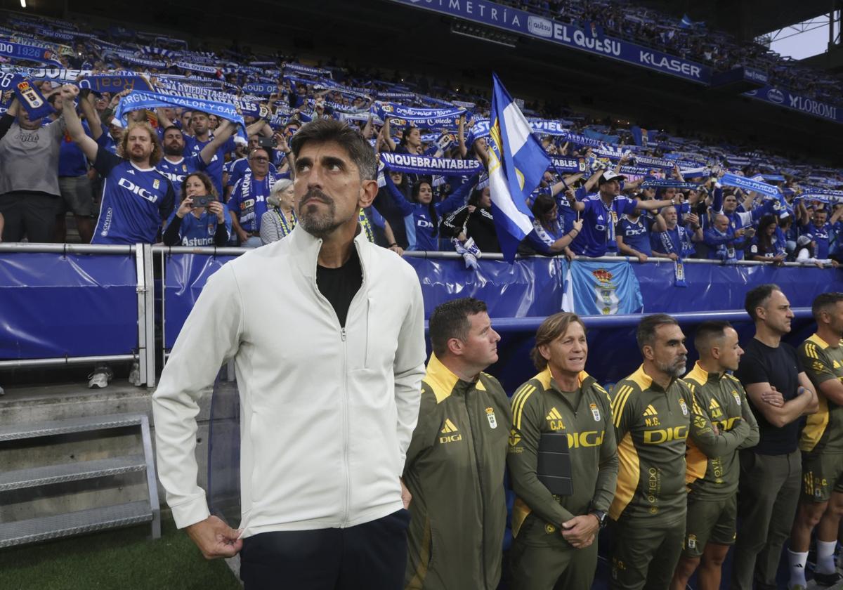 Veljko Paunovic, entrenador del Real Oviedo, en el banquillo del estadio Carlos Tartiere.