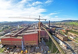 Obras para construir el horno eléctrico en la acería de Gijón.