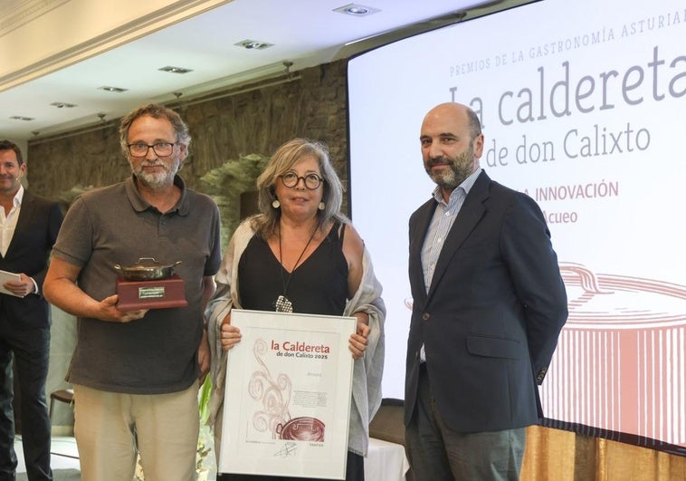 Eduardo Martín y Nuria Núñez, de Acueo, con el premio y el diploma, y Diego Oliveira, de EL COMERCIO.