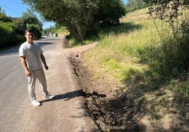 Jorge Suárez ante una cuneta limpia de maleza.