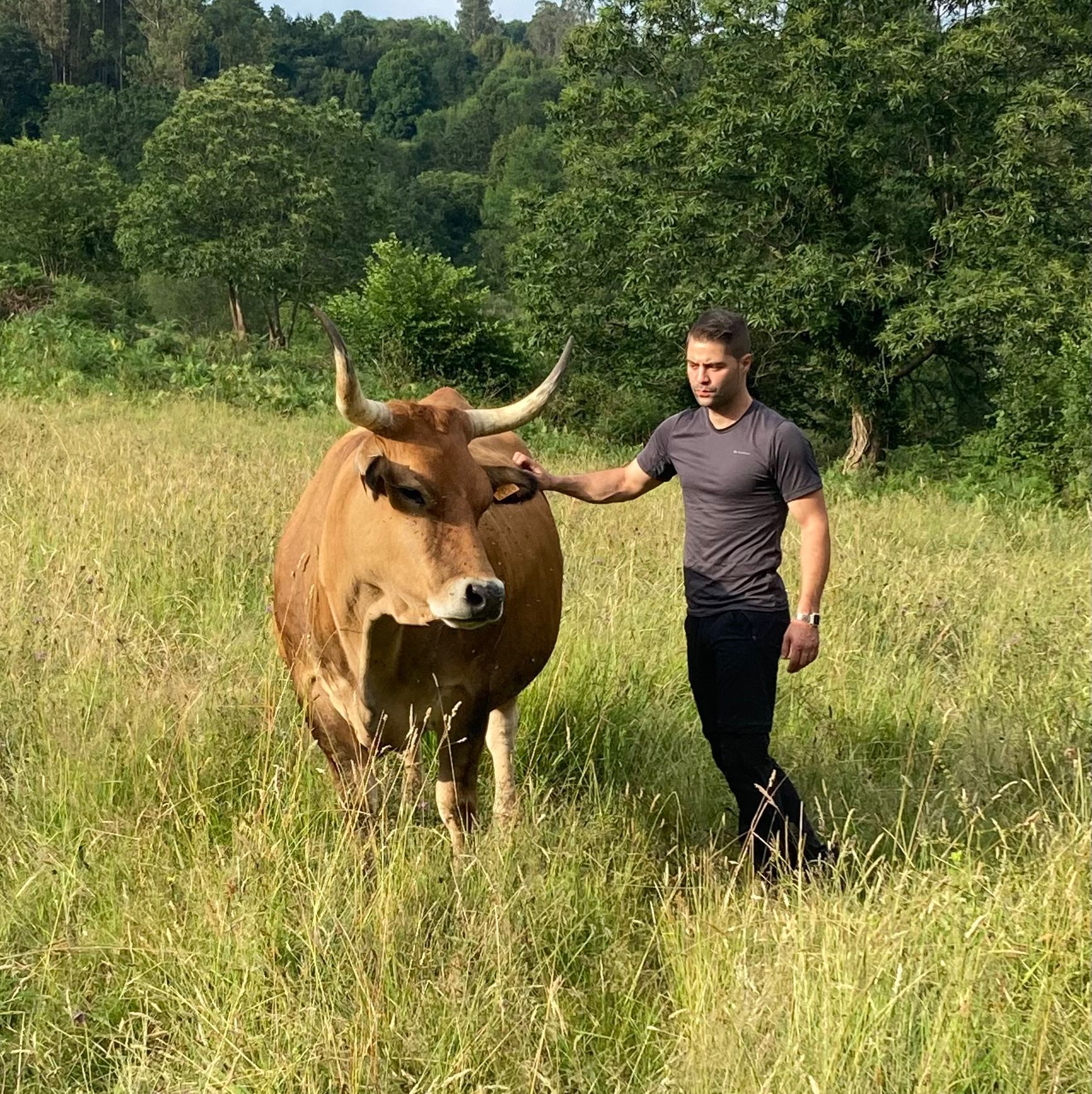 El secretario general de URA, con uno de sus animales.