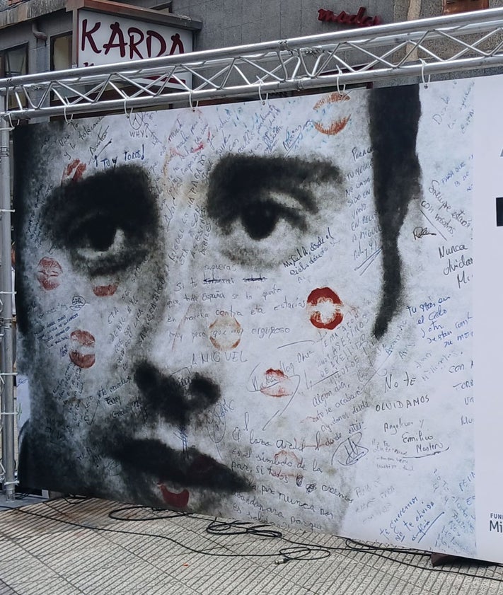 Imagen secundaria 2 - Todos los grupos municipales estuvieron representados en el homenaje a Miguel Ángel Blanco, en el que no faltó la música.