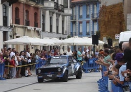 El local Daniel Alonso fue el piloto más aplaudido durante la ceremonia de salida, de nuevo un éxito en la Plaza Pedro Menéndez.