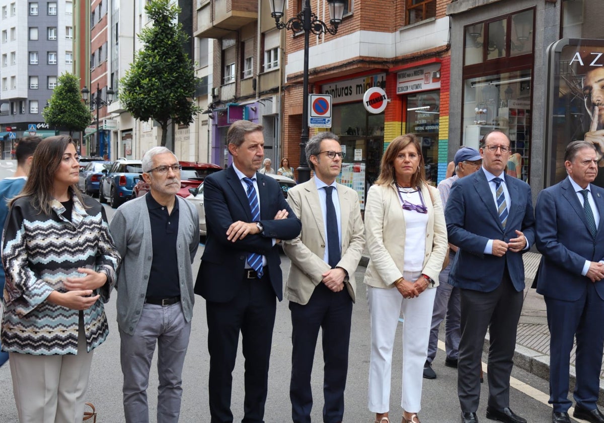 Imagen principal - Todos los grupos municipales estuvieron representados en el homenaje a Miguel Ángel Blanco, en el que no faltó la música.