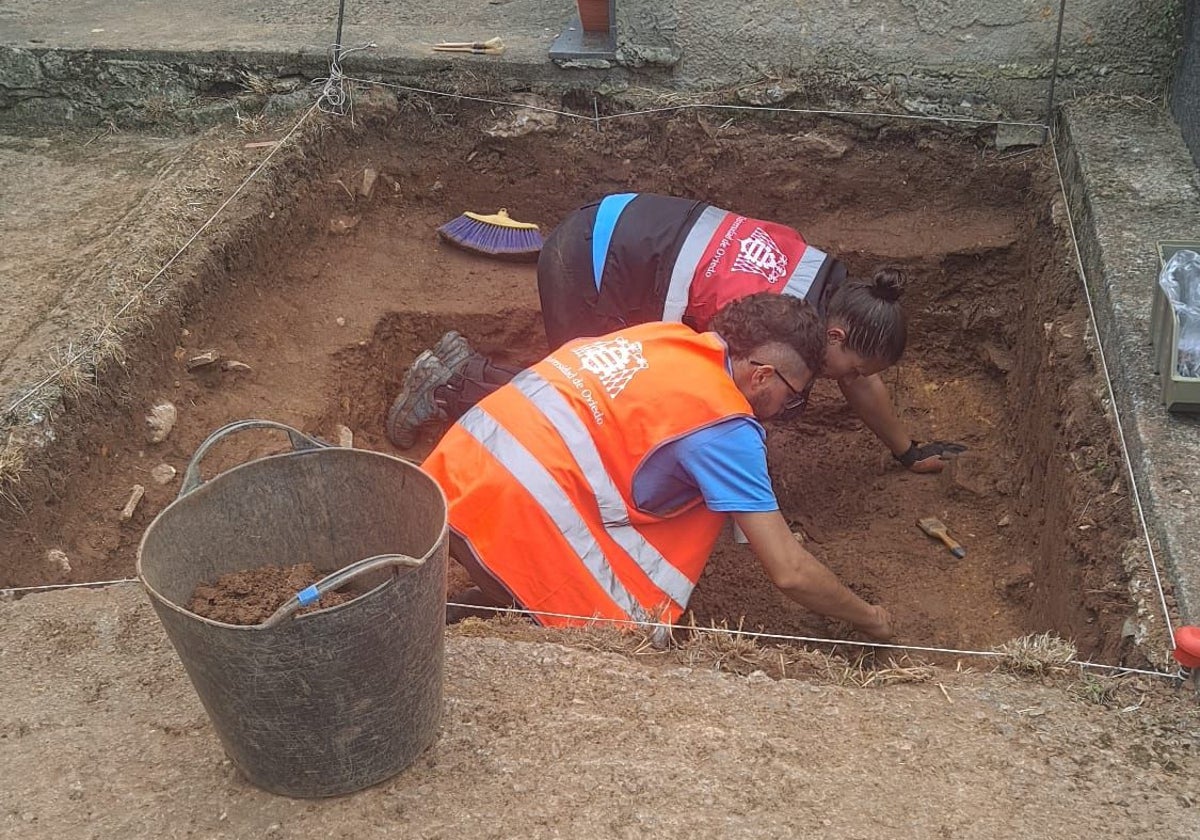 Trabajadores del grupo Arqueos en la fosa común del cementerio de Santianes de Molenes, en Grado.