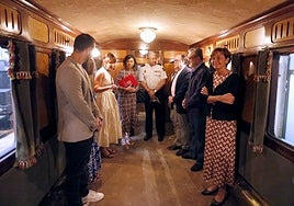 La inauguración de la exposición, con la alcaldesa en primer término.