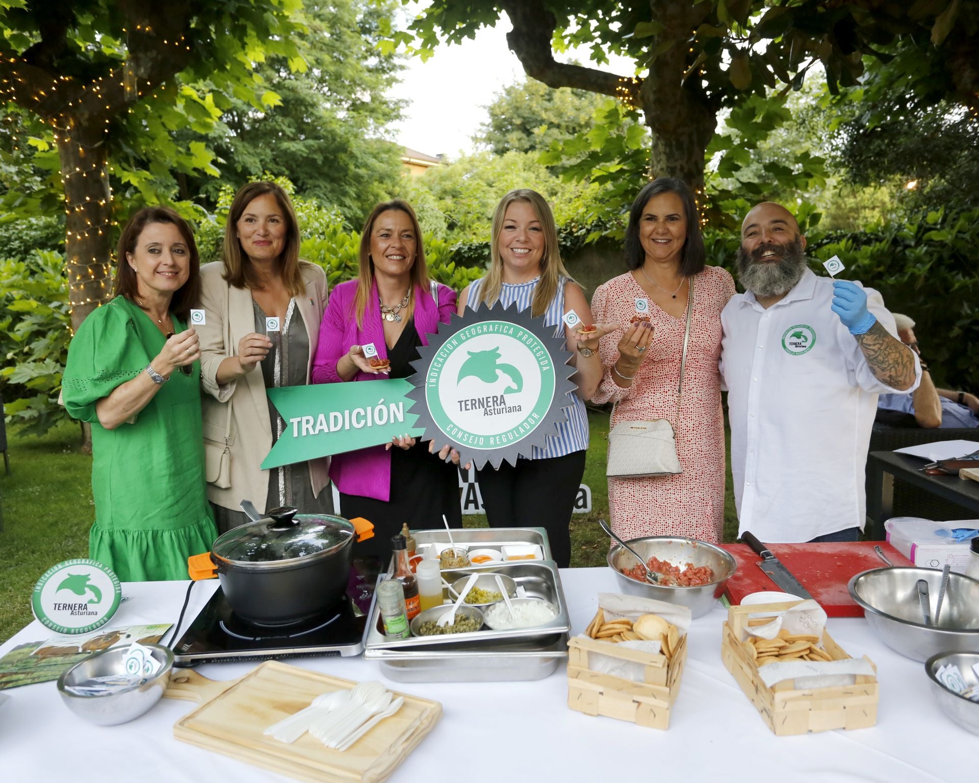 Ramona Menéndez (Casa Belarmino), Begoña López, directora general de Agricultura, Cristina Sánchez (Ternera Asturiana), Cristina Rey (La Gitana), Herminia Nuevo (Casa Nuevo) y el chef David Montes, encargado de elaborar las recetas con la carne.