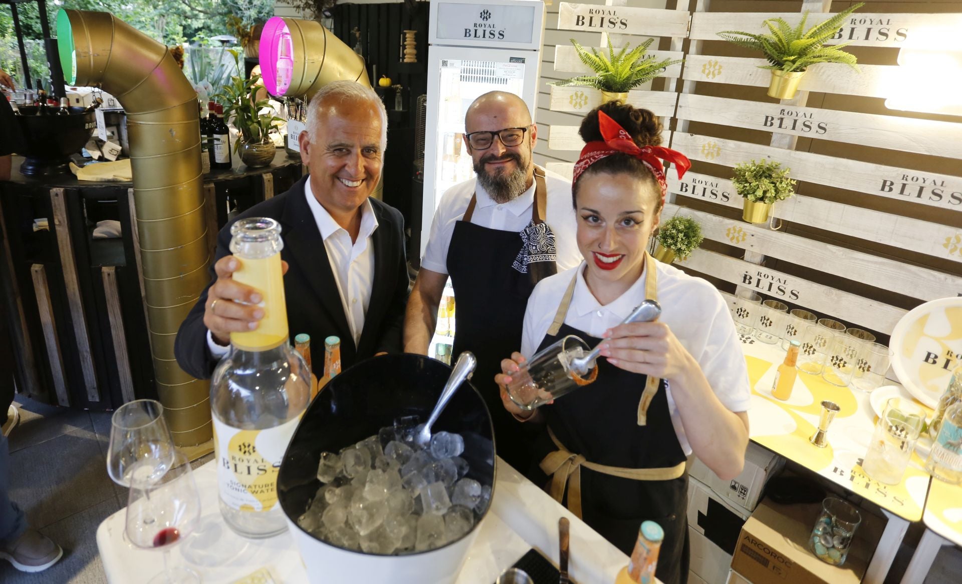 Ramón Méndez, Lolo Remeseiro y Laura Gallego estuvieron al frente de la barra de Coca-Cola y Royal Bliss donde se sirvió el cóctel paloma.