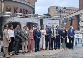 El alcalde de Oviedo, Alfredo Canteli, en el centro rodeado de sus ediles.