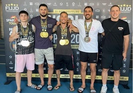 En la foto superior, Narcisio en medio, con Ayusto y Mateo a su izquierda, con sus repectivas medallas.