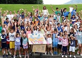 La concejal de Deportes, con los pequeños, durante su visita al PequeCampus.