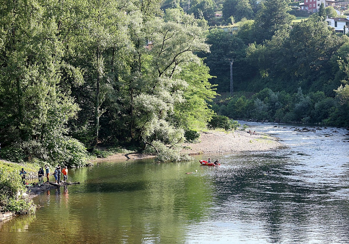Una vista de la conocida como playa del río Nalón, en las horas previas al hallazgo del cadáver de un joven de 18 años en el fondo del río este miércoles.