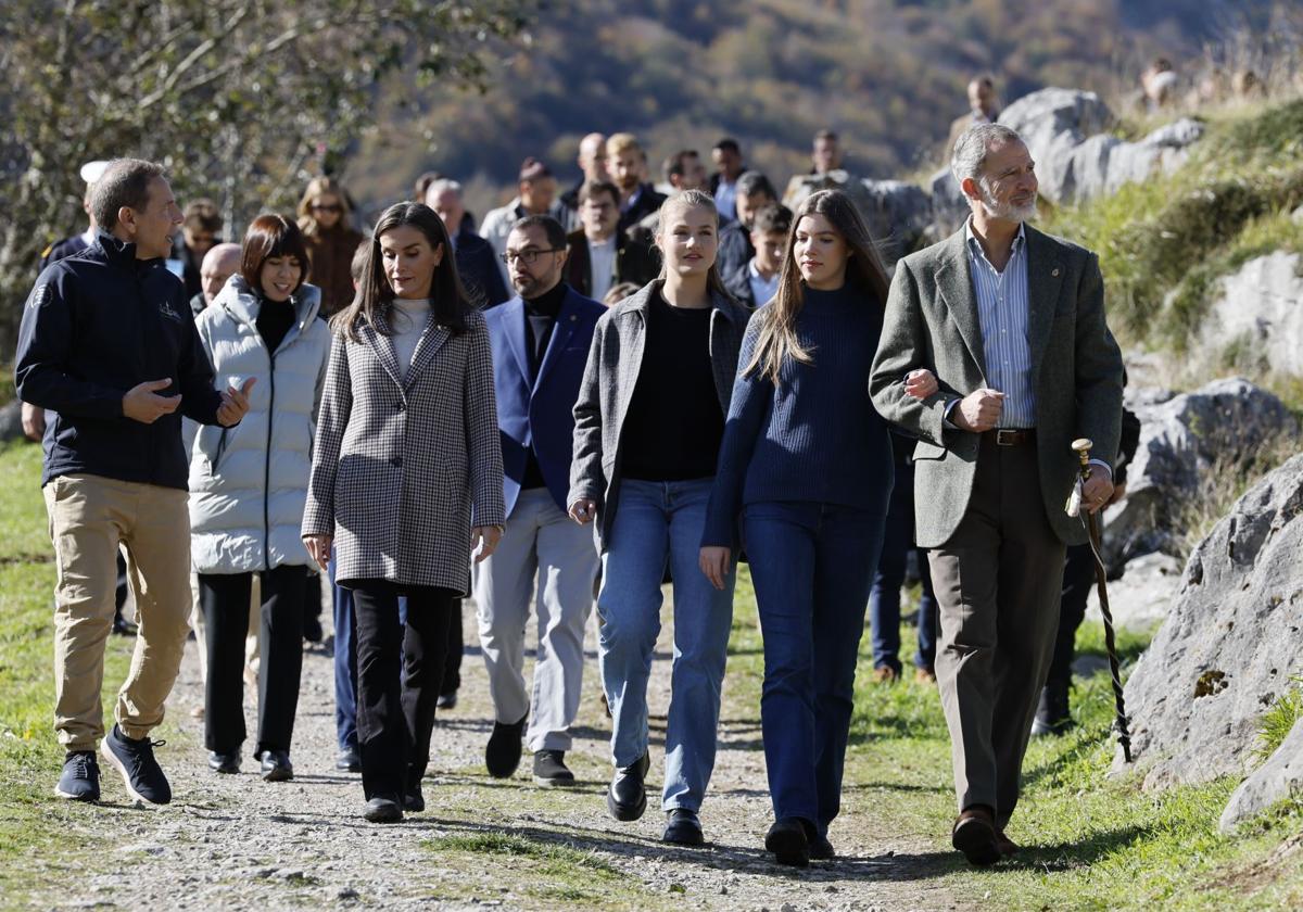 Los Reyes, la Princesa Leonor y la Infanta Sofía, en Sotres, Pueblo Ejemplar de Asturias 2024.
