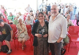 Carmen Yáñez con su libro 'Un amor fuera del tiempo' y el poeta Alejandro Céspedes, en la Semana Negra.