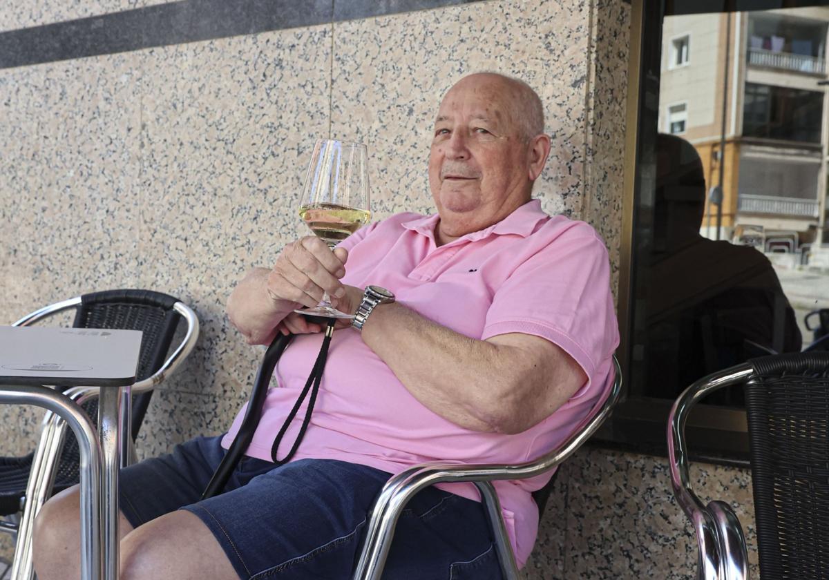 Camarero en la época dorada del histórico Café Colón de Avilés