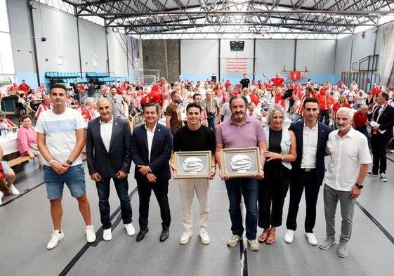 Foto de familia con los organizadores y premiados con El Molinón de Plata, en el Encuentro de Peñas Sportinguistas celebrado en Llanera.