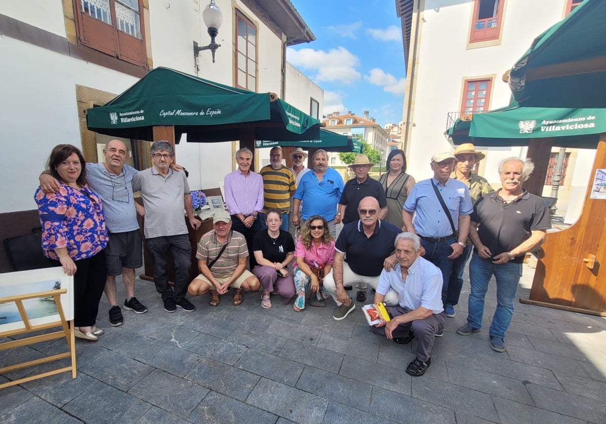 Los acuarelistas participantes en la feria, en la plaza Caveda y Nava de Villaviciosa.