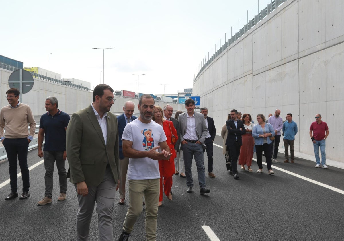 El presidente del Principado, Adrián Barbón, recorre, junto al alcalde de Siero, Ángel García, el desdoblamiento de la calzada de la AS-17 (Avilés-Riañu) entre Bobes y Samiguel, inaugurado este sábado.