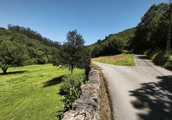 Una vista del entorno de San Pedro de Nora, donde concluirá el nuevo carril bici de seis kilómetros en el entorno del río.
