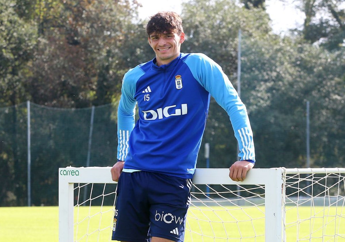 El futbolista Oier Luengo, apoyado en una de las porterías pequeñas en El Requexón.
