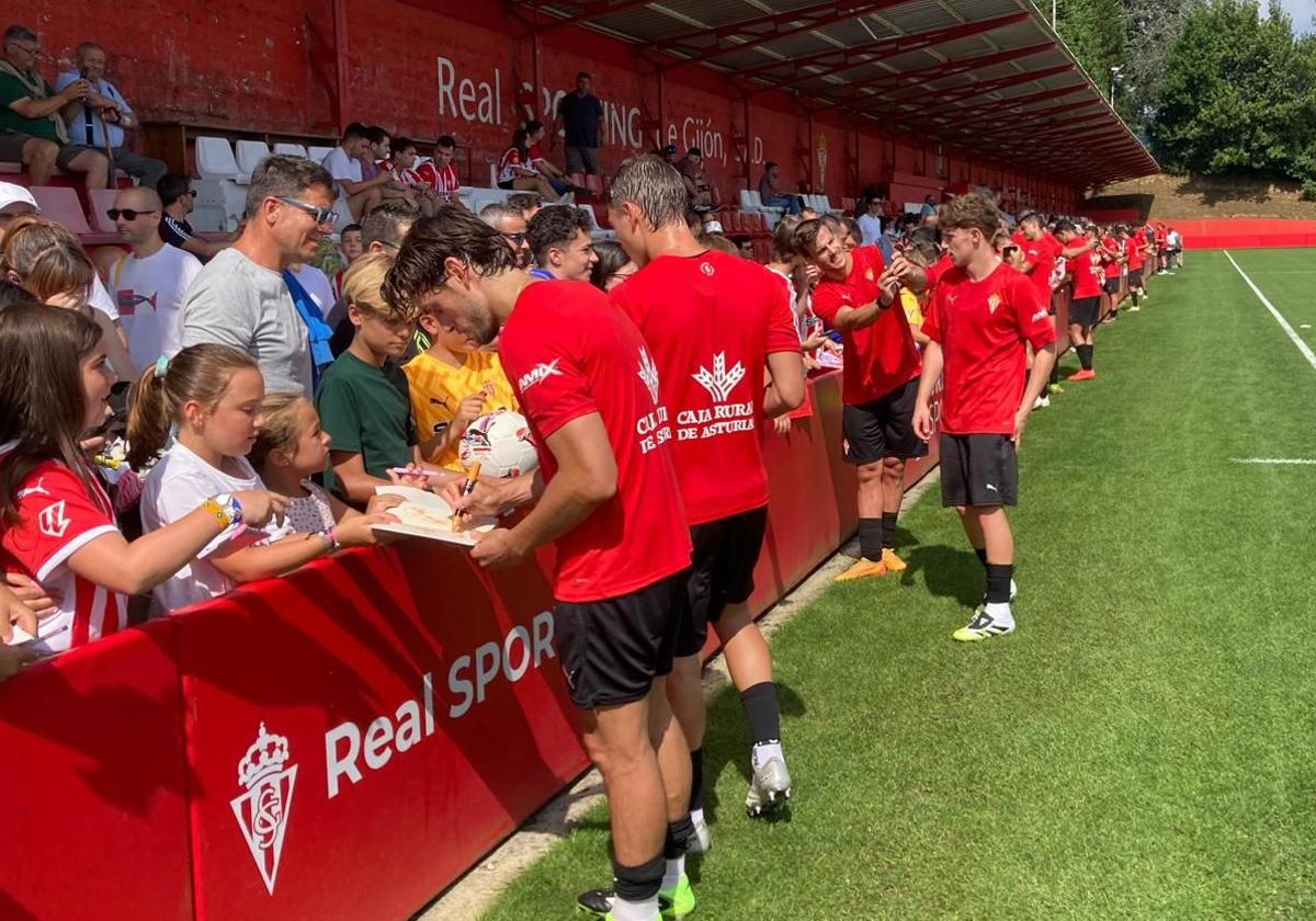 El entrenamiento del Sporting de Gijón contó con numeroso público.