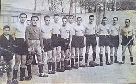 Recreativo de Arnao en la temporada 43-44. De izquierda a derecha: Julián (niño del botiquín), Rafael Martínez, Sasá, Arsenio, Gitanón, Florián, Morales, Camporro, Carlos la Negra, Angelín, Planchart y Choni.