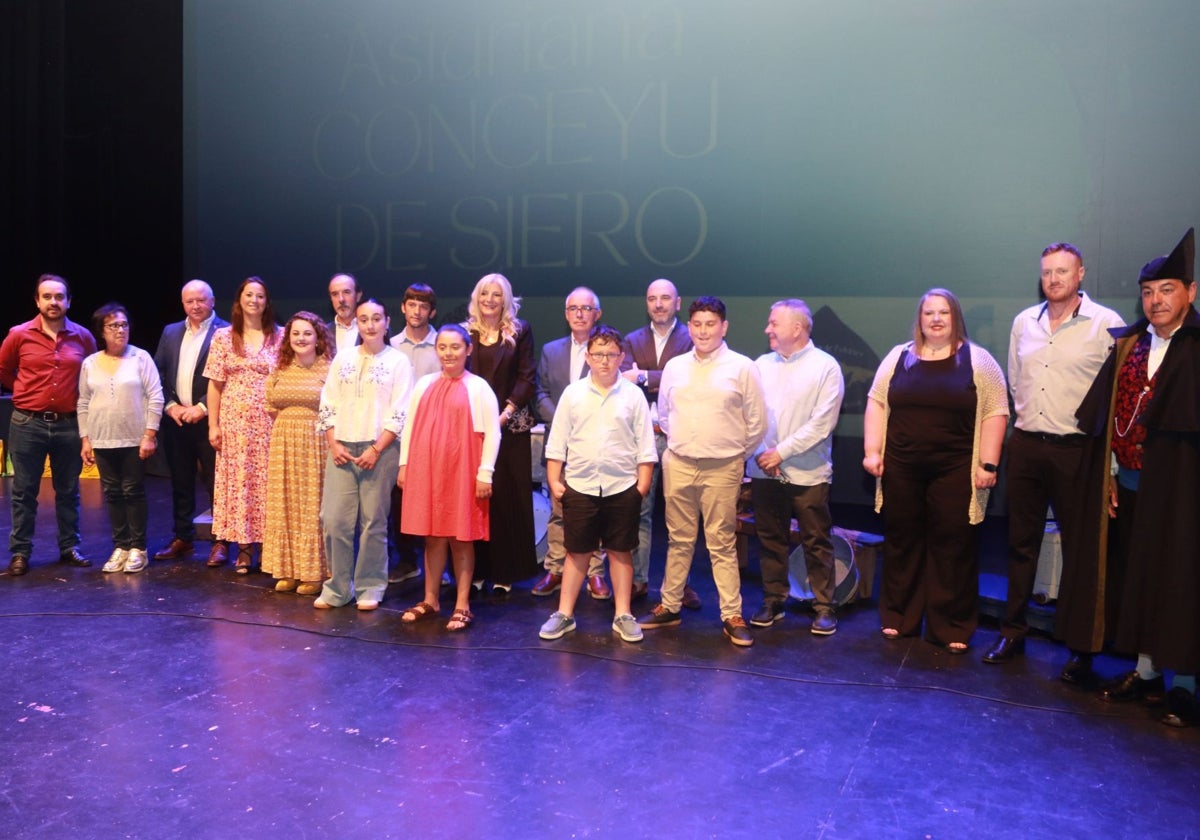 Los ganadores junto a parte de los intérpretes de la categoría moza del Concursu de Canción Asturiana Conceyu de Siero con representantes de la Asociación de Folclore y Amigos de la Tradición, EL COMERCIO, el Ayuntamiento de Siero, el Principado y la Academia de la Llingua.
