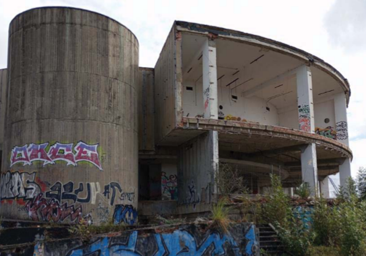 Exterior del edificio en Granda, Siero