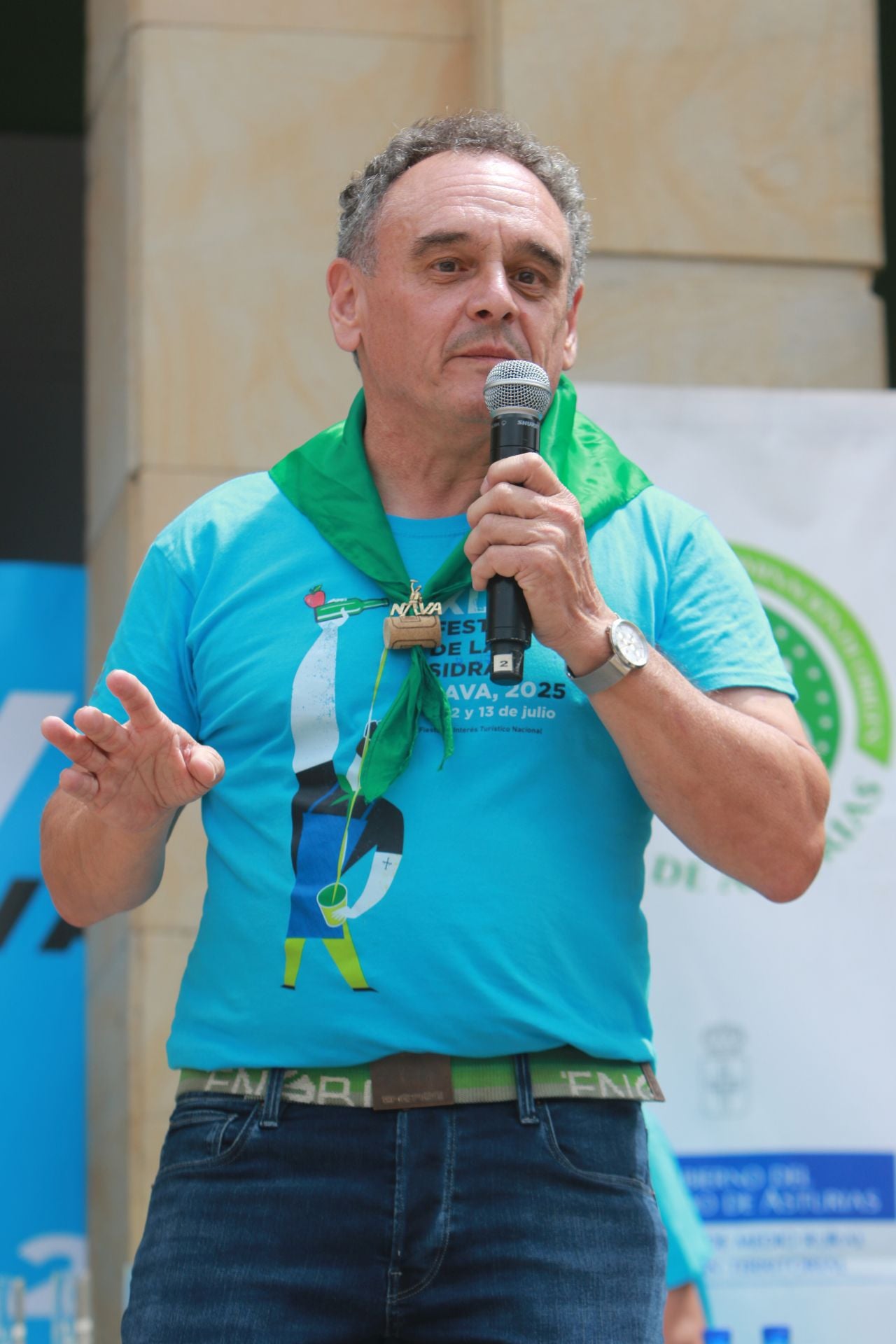 Nava se rinde a la sidra asturiana bien escanciada