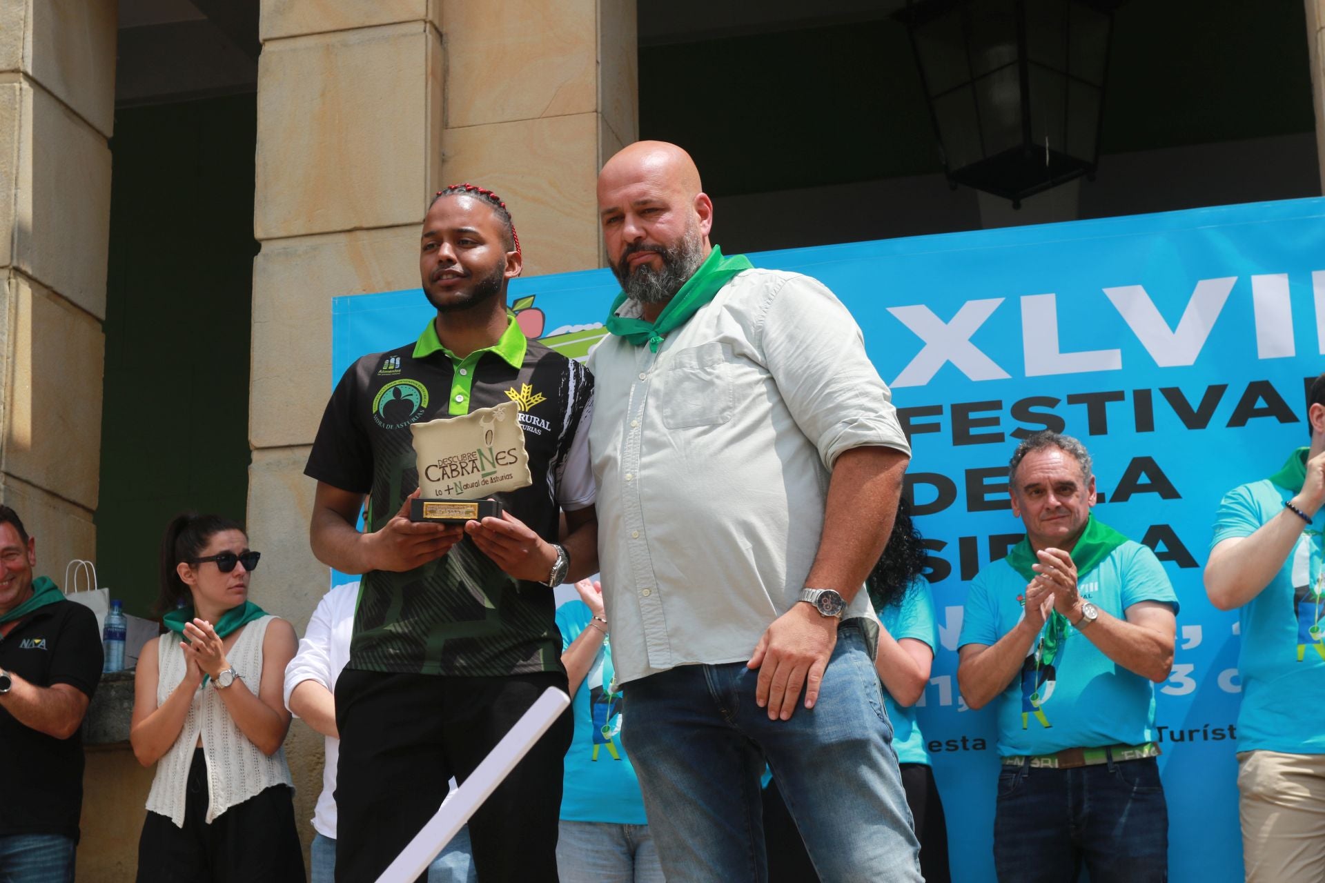 Nava se rinde a la sidra asturiana bien escanciada