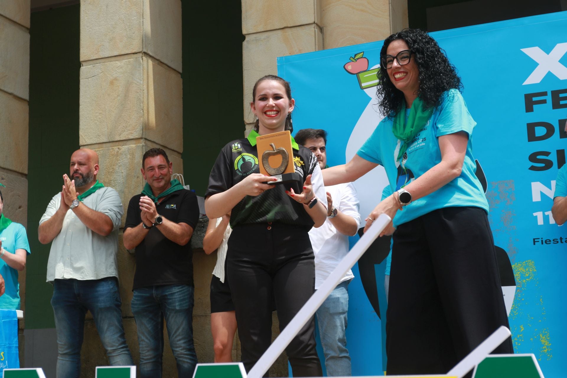 Nava se rinde a la sidra asturiana bien escanciada